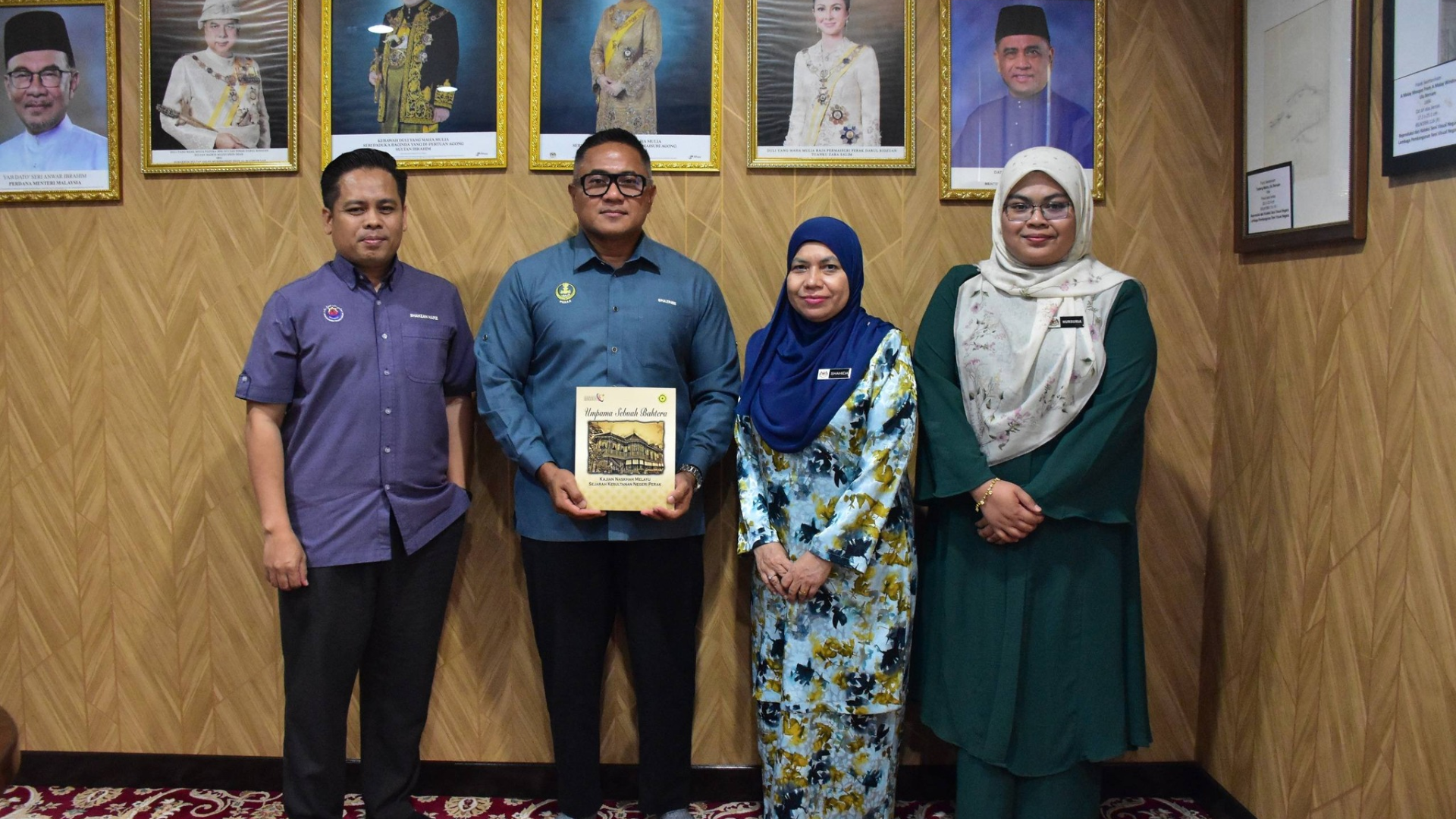 KUNJUNGAN HORMAT ARKIB NEGARA MALAYSIA NEGERI PERAK KEPADA TUAN YANG DIPERTUA MAJLIS DAERAH TANJONG MALIM
