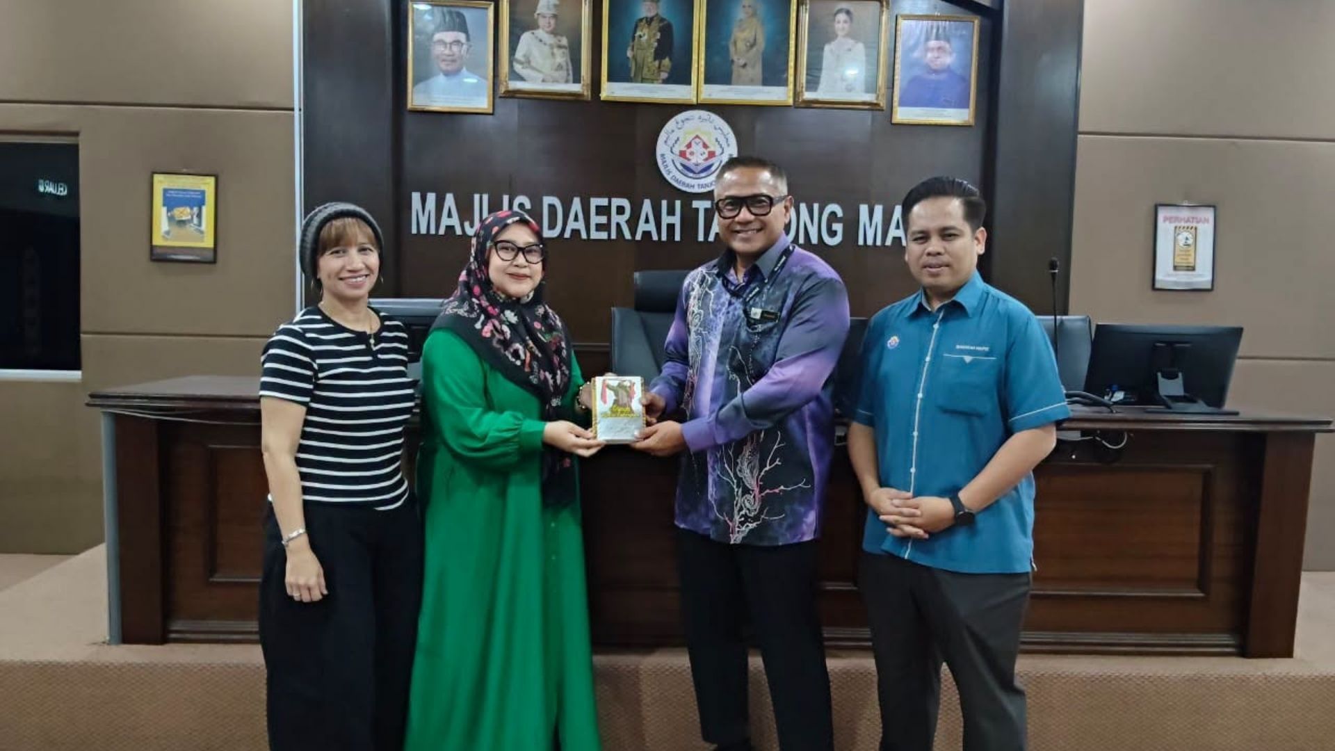 KUNJUNGAN HORMAT SERTA PERBINCANGAN PELAKSANAAN PROGRAM SENI BUDAYA DI DAERAH MUALLIM